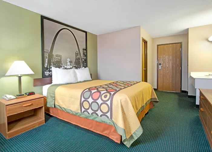 Super 8 By Wyndham Eureka/Six Flags Nearby